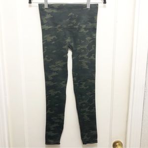 SPANX Look At Me Now Leggings Size Medium Colors Green in Camo Print